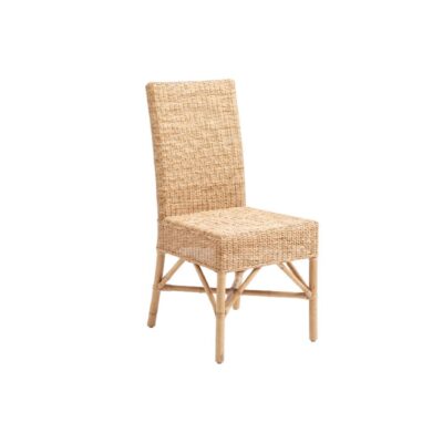 silla de época elaborada artesanalmente con fibras naturales trenzadas de ratán o mimbre, caracterizada por un respaldo alto y envolvente, asiento amplio y una sólida estructura de patas de madera unidas por travesaños de refuerzo entrecruzados alquiler para eventos, publicidad, peliculas y series