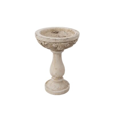 elaborado en piedra artificial o cemento con una marcada pátina de envejecimiento natural, caracterizado por su formato de copa o recipiente superior con relieves ornamentales, fuste torneado y sólida base circular decorada alquiler para eventos, publicidad, peliculas y series