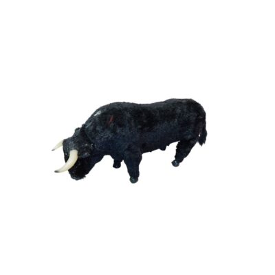 escultura decorativa de época que representa un toro embravecido, caracterizada por su cuerpo revestido de material textil texturizado en tono negro y sus prominentes cuernos claros de gran realismo alquiler para eventos, publicidad, peliculas y series