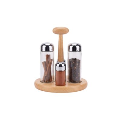 accesorio de mesa de época contemporánea, caracterizado por su base circular de madera natural con asa central de soporte y un juego de frascos cilíndricos de cristal con tapas metálicas y dosificadores para especiasalquiler para eventos, publicidad, peliculas y series