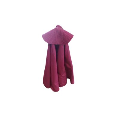 prenda textil de época, caracterizada por su longitud envolvente en un llamativo tono fucsia y una capelina superior con costuras pespunteadas concéntricas alquiler para eventos, publicidad, peliculas y series
