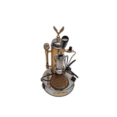 máquina de café espresso de época elaborada en latón pulido y metal cromado, caracterizada por su diseño vertical de inspiración italiana, manómetro de presión lateral, palanca de extracción y un elegante remate superior con la figura de un águila alquiler para eventos, publicidad, peliculas y series