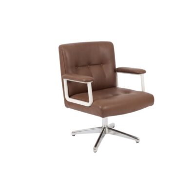 asiento de diseño contemporáneo, caracterizado por su formato ergonómico capitoné tapizado en cuero sintético de tono marrón, reposabrazos con soportes en color blanco y una base giratoria de estrella en metal cromado alquiler para eventos, publicidad, peliculas y series
