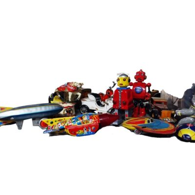 conjunto de juguetes de época fabricados en hojalata litografiada y madera, caracterizado por una vistosa colección que incluye cohetes espaciales retro, robots mecánicos de cuerda, automóviles clásicos, locomotoras y trenes en miniatura con detalles litografiados de colores vivos alquiler para eventos, publicidad, peliculas y series