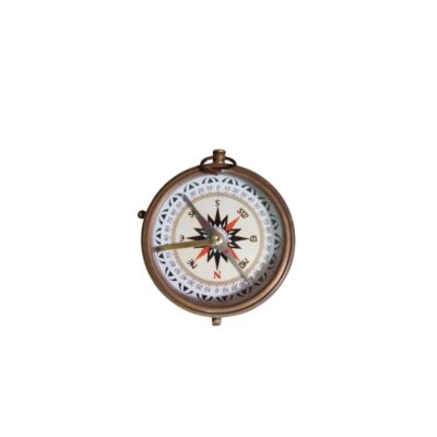 instrumento científico y de orientación de época elaborado en metal con acabado de latón envejecido, caracterizado por su caja circular, esfera decorada con rosa de los vientos, graduación perimetral y un anillo superior para su sujeción o transporte alquiler para eventos, publicidad, peliculas y series