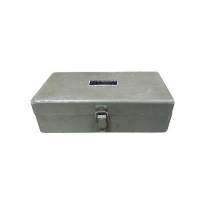 caja de almacenamiento y herramientas de época elaborada en metal robusto con acabado en tono gris verdoso, caracterizada por su formato rectangular, cierre de pestillo frontal y una placa identificativa superior que detalla su especificación técnica original alquiler para eventos, publicidad, peliculas y series