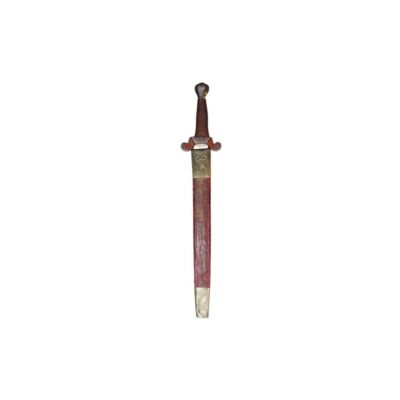 espada corta de época con hoja metálica y detalles históricos, caracterizado por su empuñadura clásica esculpida con guarda decorativa y su sólida funda revestida en material de tono rojizo con contera y boquilla de metal alquiler para eventos, publicidad, peliculas y series