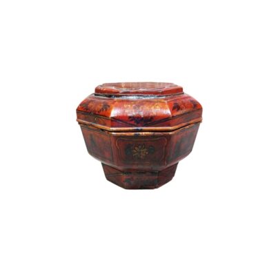 caja decorativa de época con forma octogonal, elaborada en madera con un acabado en tonos rojizos y marrones, caracterizada por su rica ornamentación pintada a mano con motivos florales y figuras tradicionales en la tapa y los paneles laterales alquiler para eventos, publicidad, peliculas y series