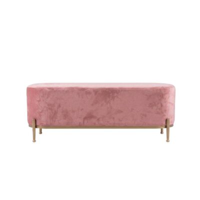 banco de época contemporánea, caracterizado por su formato rectangular acolchado tapizado en suave terciopelo de tono rosa y una elegante estructura de soporte perimetral con patas de metal en acabado dorado alquiler para eventos, publicidad, peliculas y series