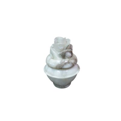 joyero de época elaborado en piedra natural o mármol veteado, caracterizado por su cuerpo esférico abombado y una artística tapa superior minuciosamente esculpida a mano en forma de flor de rosa abierta alquiler para eventos, publicidad, peliculas y series
