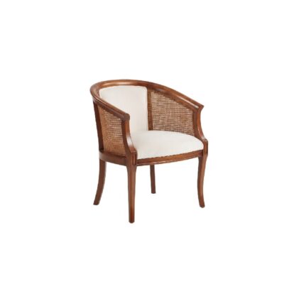 butaca de época elaborado en madera noble con un acabado cálido, caracterizado por su diseño envolvente con respaldo y laterales de rejilla de caña natural trenzada y un cómodo asiento con cojín tapizado en tono claro alquiler para eventos, publicidad, peliculas y series