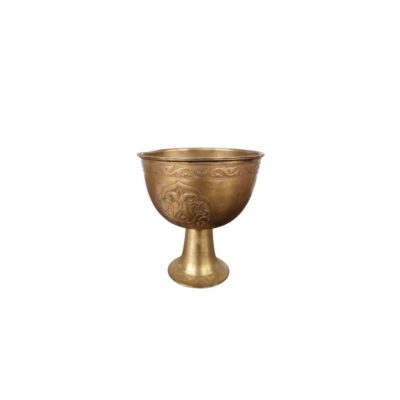piezas decorativas de época elaboradas en metal con un sofisticado acabado dorado, caracterizadas por sus copas de formas semiesféricas con delicados relieves cincelados y estrías, sostenidas sobre estilizados pies de bases estables alquiler para eventos, publicidad, peliculas y series