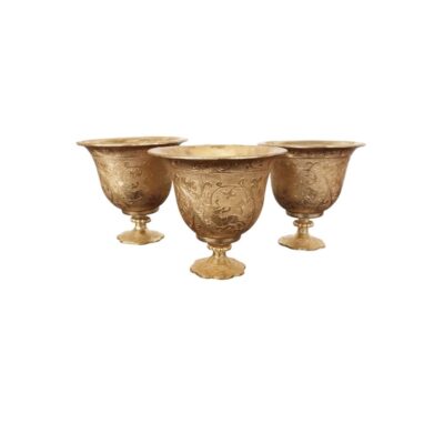 época elaboradas en metal con un sofisticado acabado dorado, caracterizadas por sus cuerpos anchos y elegantes bases elevadas, completamente recubiertos por minuciosos grabados ornamentales y motivos vegetales cincelados alquiler para eventos, publicidad, peliculas y series