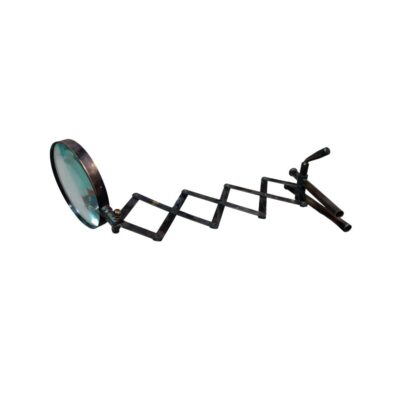 accesorio decorativo de época, caracterizado por su lente circular con marco metálico oscuro y un sofisticado brazo articulado de tijera extensible de tipo acordeón alquiler para eventos, publicidad, peliculas y series