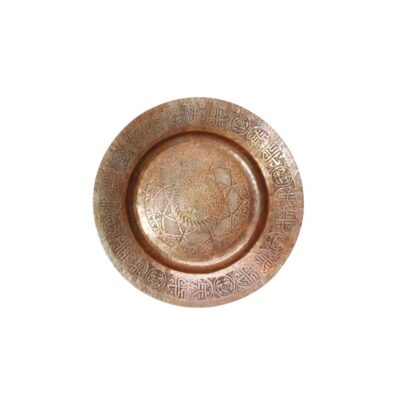 bandeja circular de época elaborado en metal patinado, caracterizado por su superficie minuciosamente grabada y cincelada con intrincados motivos geométricos, rosetones centrales y cenefas de inspiración caligráfica u oriental alquiler para eventos, publicidad, peliculas y series