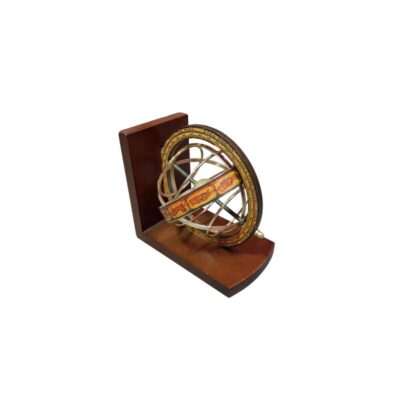 sujeta-libros decorativo de época, caracterizado por su sólida estructura en ángulo recto de madera oscura y una esfera armilar metálica incrustada con aros concéntricos y banda zodiacal decorada alquiler para eventos, publicidad, peliculas y series
