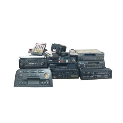 colección de autorradios y componentes electrónicos de época para vehículos, caracterizada por una variada pila de equipos clásicos que incluye unidades de radio para coche, reproductores de casete y consolas de salpicadero con botoneras y diales característicos alquiler para eventos, publicidad, peliculas y series