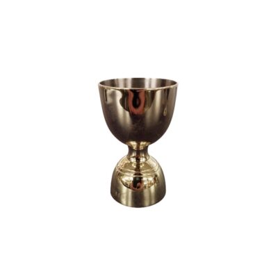 piezas decorativas de época elaboradas en metal con sofisticados acabados dorados y plateados brillantes, caracterizadas por sus formas clásicas de cáliz con copas redondeadas y bases estables y proporcionadas alquiler para eventos, publicidad, peliculas y series