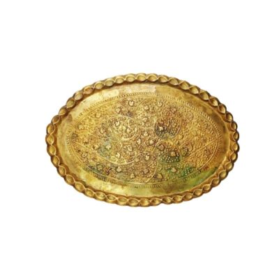 bandeja ovalada de época elaborada en metal dorado, caracterizada por su borde festoneado y una superficie minuciosamente cincelada con detallados motivos florales y vegetales en bajorrelieve alquiler para eventos, publicidad, peliculas y series