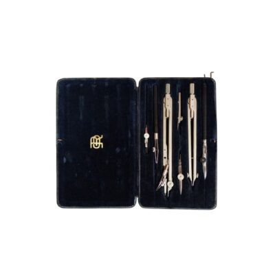 estuche de época para instrumentos de dibujo técnico, caracterizado por su estuche rígido con interior forrado en terciopelo azul oscuro que alberga un juego completo de compases metálicos y tiralíneas de precisión alquiler para eventos, publicidad, peliculas y series